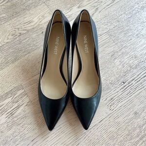 Nine West Black Pointed Toe Leather Kitten Pumps (Size 7)